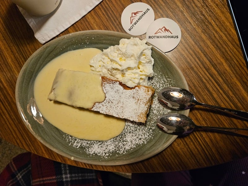 Apfelstrudel mit sahne