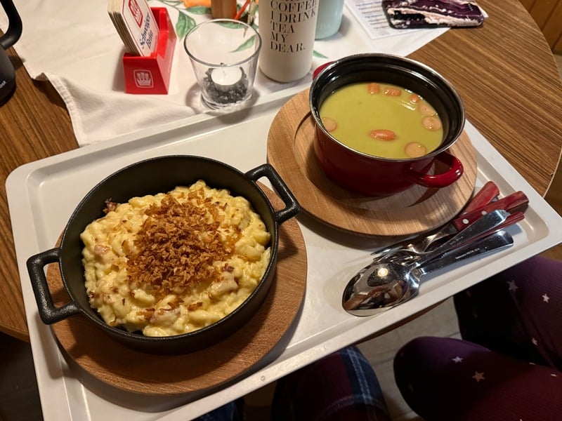 Erbsensuppe und Käsespätzle